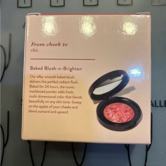 Laura Geller blush and highlighter combo. - Picture 2 of 4